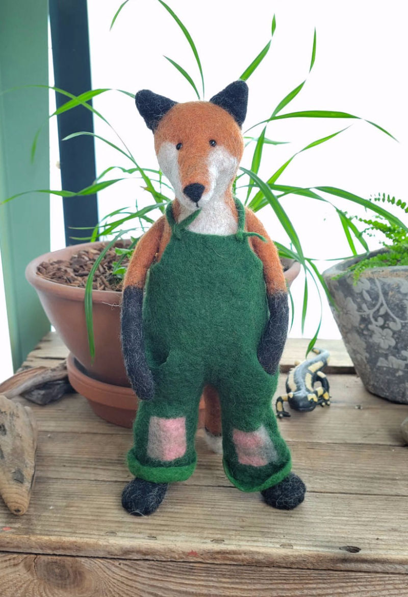 Filz-Fuchs mit grüner Latzhose