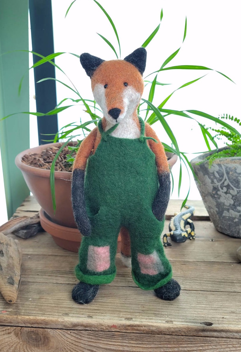 Filz-Fuchs mit grüner Latzhose