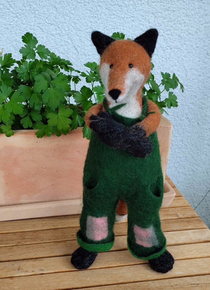 Ein gefilzter Fuchs mit grüner  Latzhose 