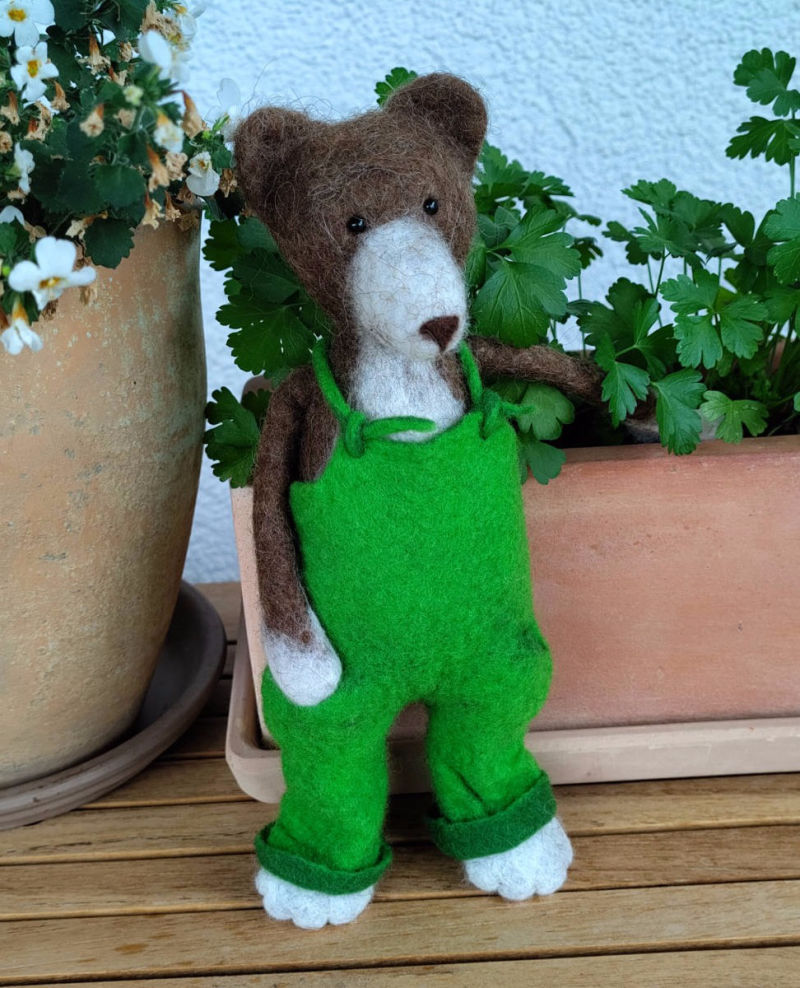 Brauner Filzbär mit grüner Latzhose