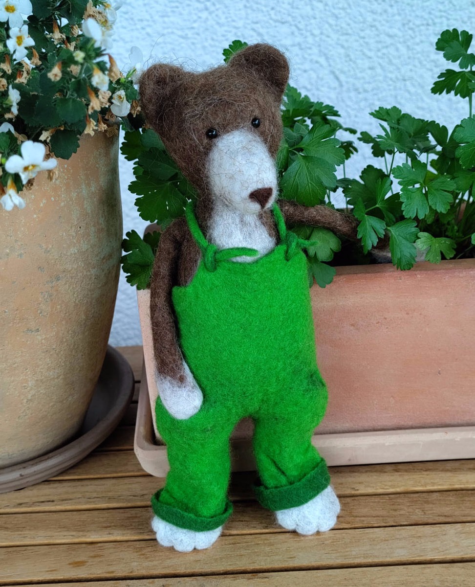Brauner Filzbär mit grüner Latzhose
