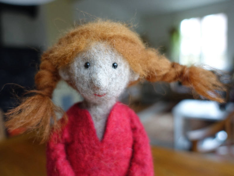 Filzengel mit hellen Haaren Portrait