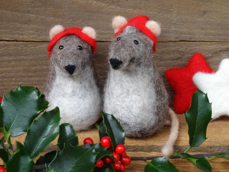 Zwei gefilzte Mäuse mit Nikolausmütze