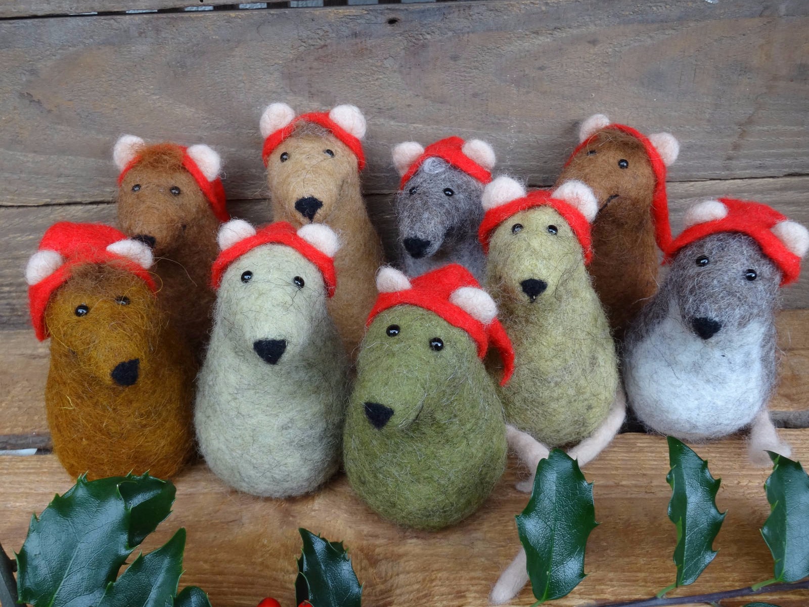Viele Filzmäuse mit Weihnachtsmütze