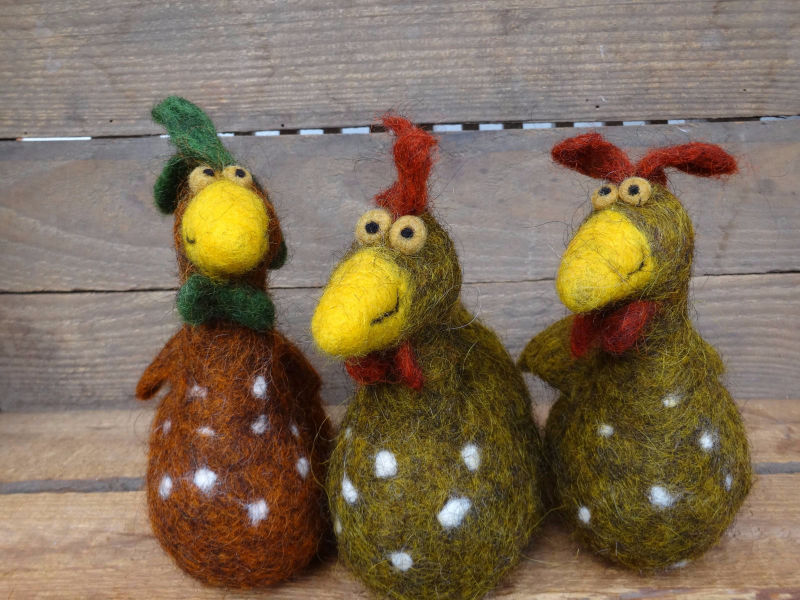 Drei gefilzte Hühner in einer Holzkiste