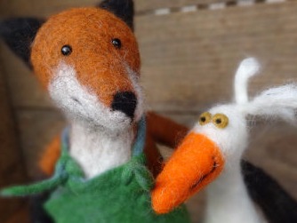Gefilzter Fuchs mit weißer Gans im Arm