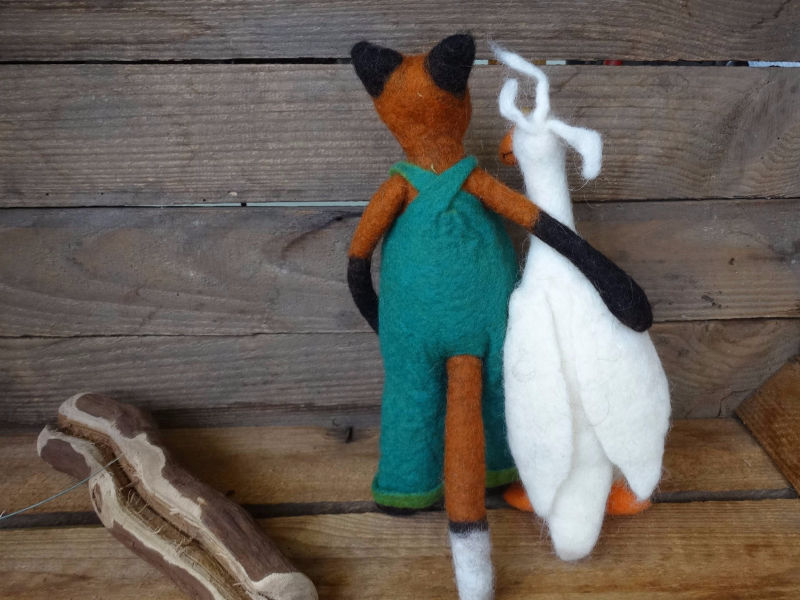 Gefilzter Fuchs mit Latzhose und eine kleine weiße Filzgans