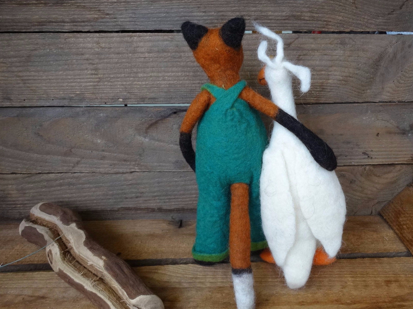 Gefilzter Fuchs mit Latzhose und eine kleine weiße Filzgans