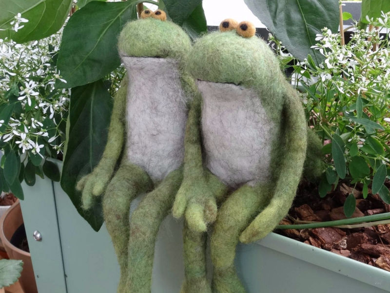 Zwei grüne Filzfrösche im Blumenkasten