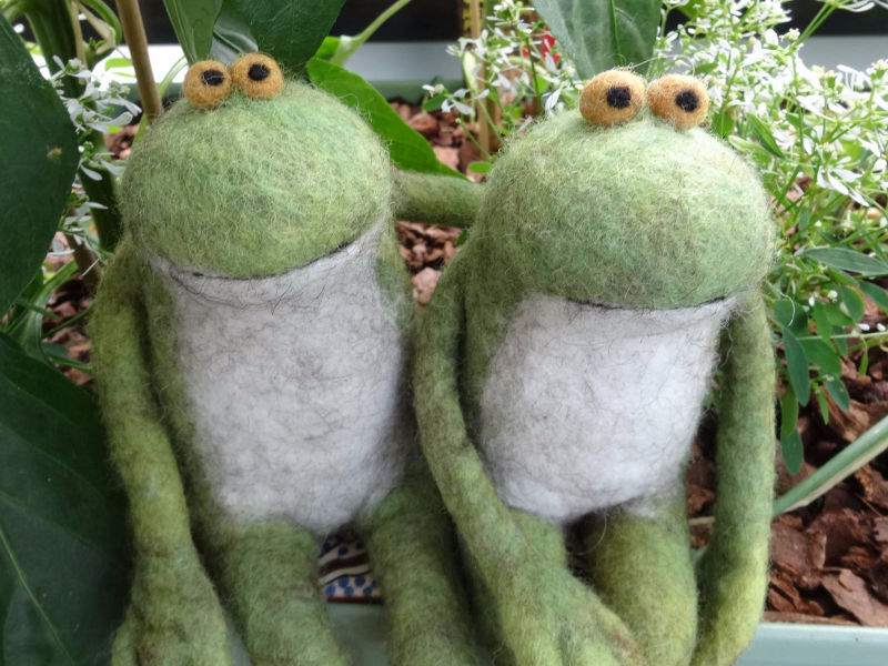 Zwei grüne Filzfrösche im Blumenkasten