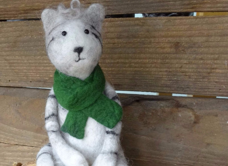 Grau/getigerte Filzkatze mit grünem Schal