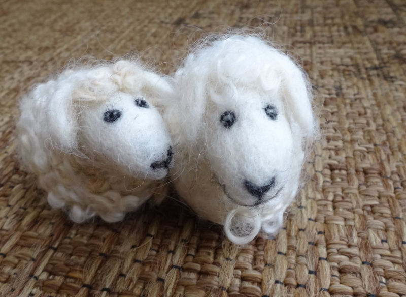 Kleine gefilzte Schäfchen