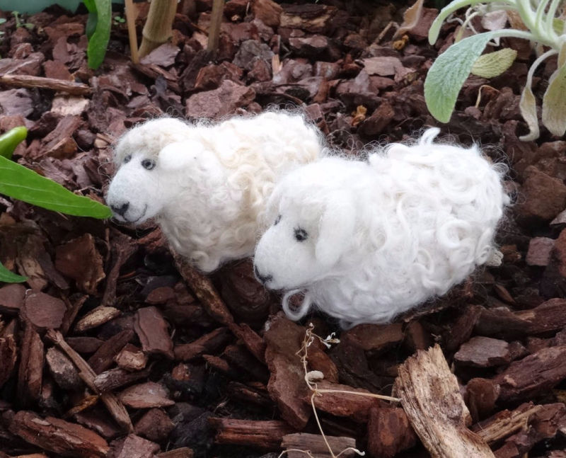 Gefilzte kleine weiße Schäfchen