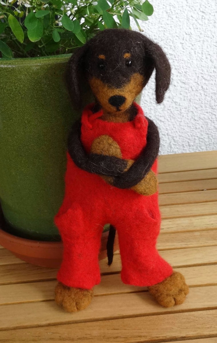 Gefilzter Dackel mit roter Latzhose