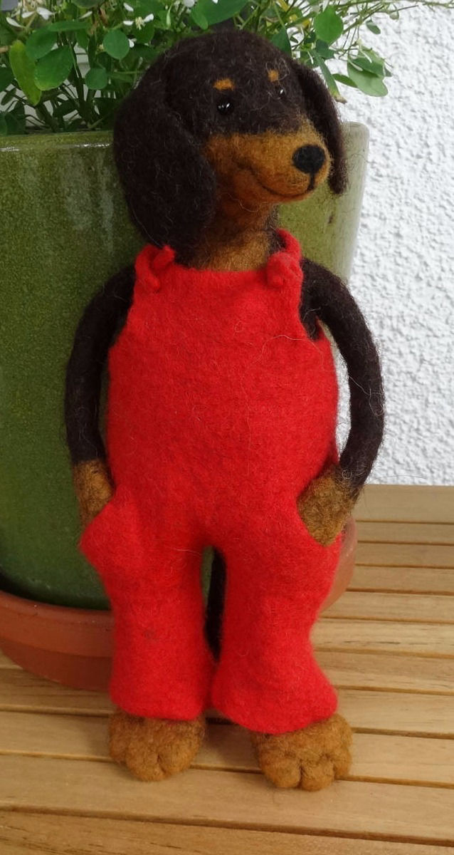 Gefilzter Dackel mit roter Latzhose