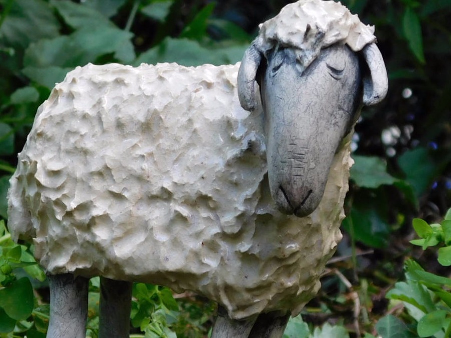Ein weisses Keramik-Schaf