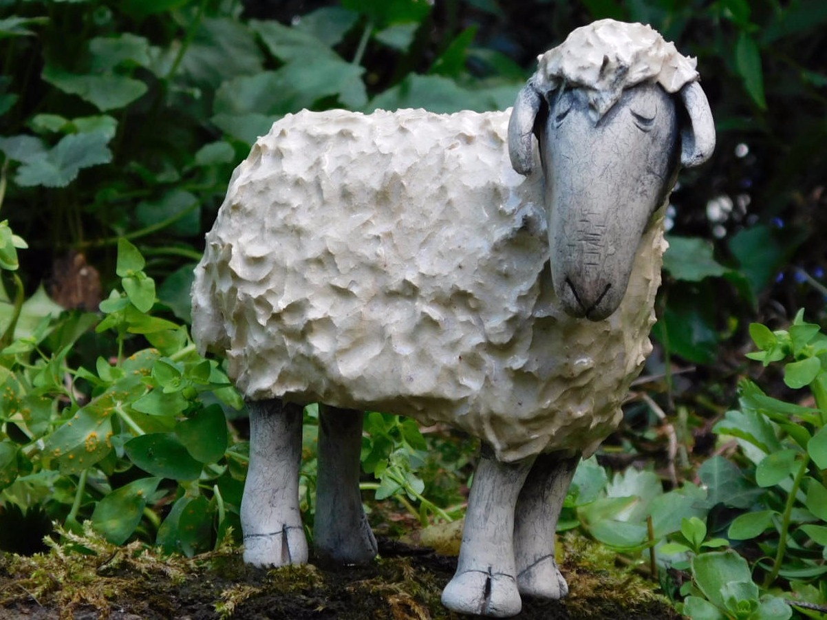 Ein weißes Keramik-Schaf