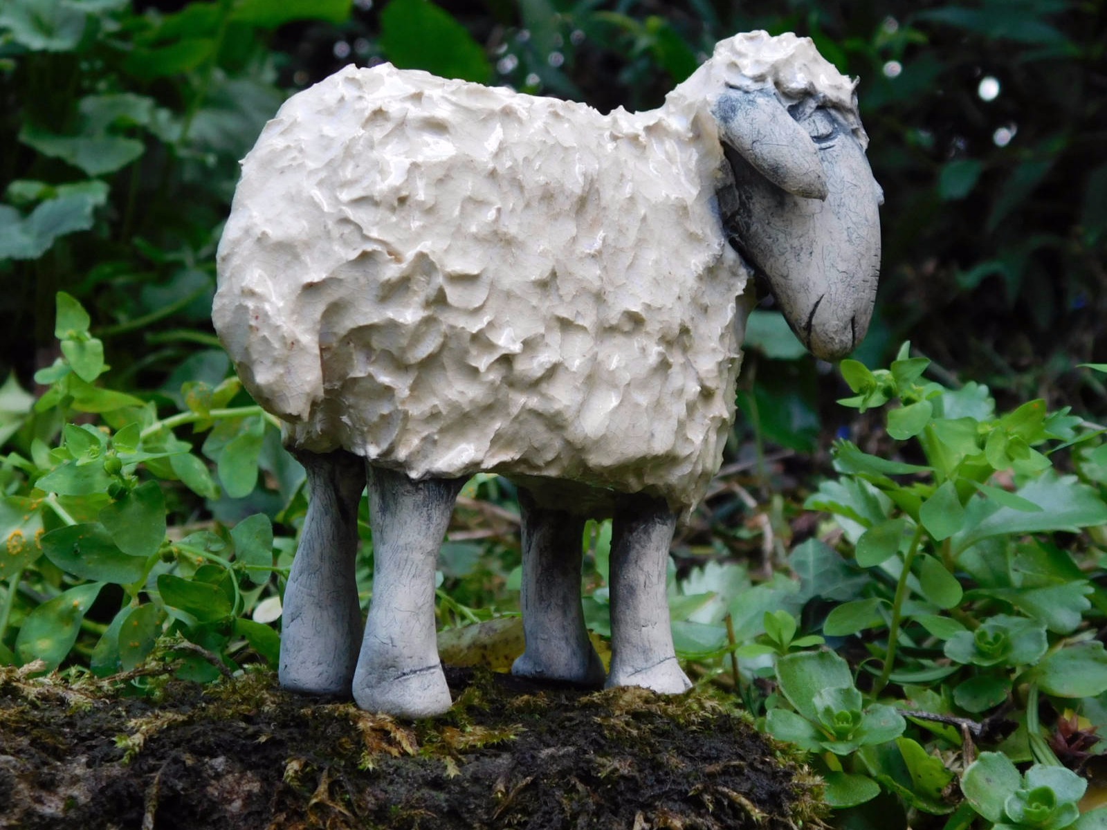 Ein weisses Keramik-Schaf