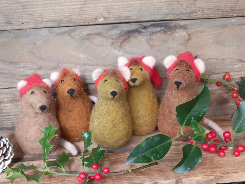 Fünf gefilzte Weihnachtsmäuse